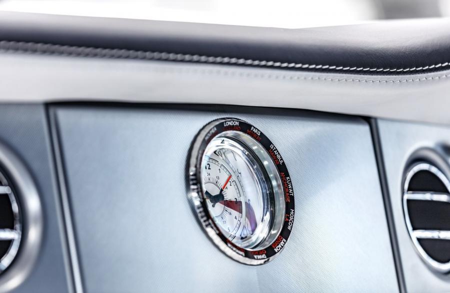 Детали интерьера Rolls-Royce Phantom Blue Velvet 2017 года  (фото 6 из 7)